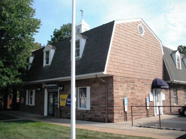 Front view of Valley National Bank Kearny from Midland Ave after painting. Banks